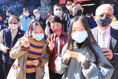 盧市長走訪宮廟發送「錢兔」小紅包 男女老少開心排隊迎新春