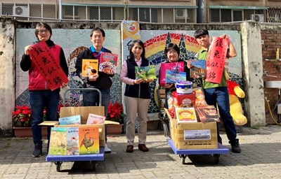 台中市中西區清潔隊「BOOK」思議 回收童書送暖育幼院