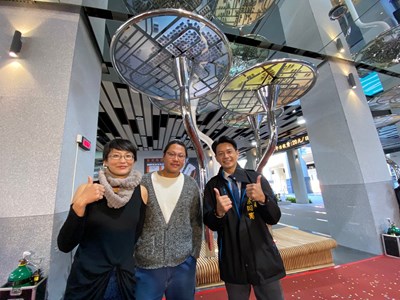 台中市政府交通局長葉昭甫(右)表示,交通局推動公共藝術,不只是一個作品,還能結合在地特色、故事性,甚至大眾運輸建築物的設施。