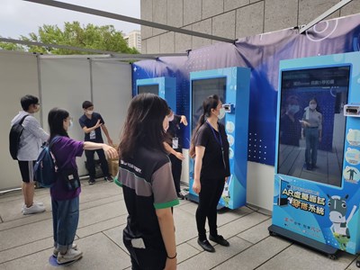 AR 虛擬面試穿搭系統結合徵才活動設攤