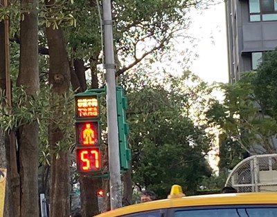 台中市交通局運用路口行人倒數計時顯示器上的螢幕，配合紅綠燈秒數輪播「秒數不夠、下次再過」等警語提醒，讓人車注意交通安全。