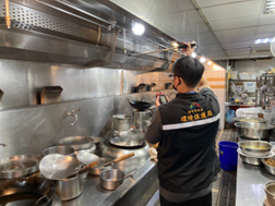 環保局依據「台中市餐飲油煙異味查核作業指引」執行集氣系統檢測