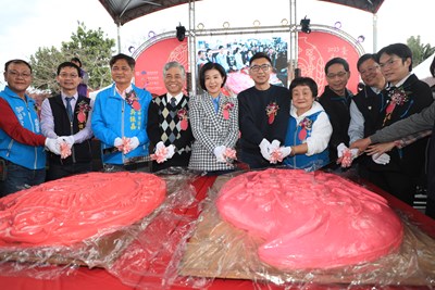 王副市長與現場來賓切開120斤超級新丁粄龜粄與桃粄