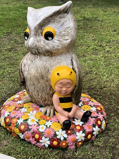 坪林國小公共藝術「我們共同的坪林」以貓頭鷹、蜜蜂及花為元素，充滿童趣。