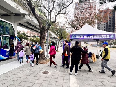 交通局於假日特別提供免費接駁車讓民眾前往燈區