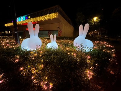 市政公園地下停車場綠色植栽跳出粉紅耳朵的可愛兔子，吸引很多停車民眾來拍照打卡。