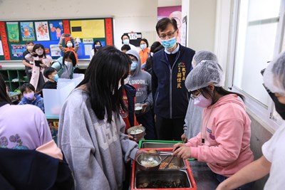 雞蛋料理不能少!中市教育局長視察學校午餐:供應絕不打折
