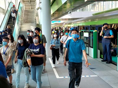 室內口罩令雖解禁，進入捷運站及搭乘捷運仍須全程配戴口罩。