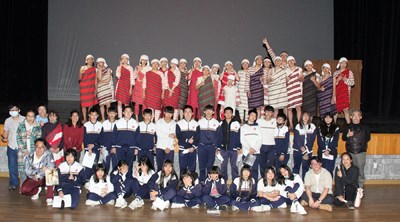 和平國中師生與泰雅原舞工坊舞團合影