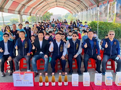 來賓與美群國小師生共同合影