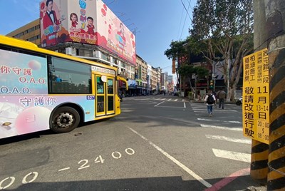 中市交通局稽查公車駕駛是否落實路口公車轉向停看行