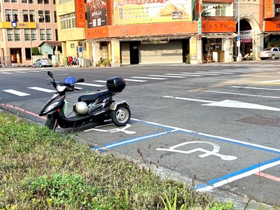 台中市政府交通局為身障者劃設汽機車專用車格,提供身障者安全便利停的停車位。