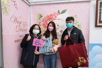 梧棲戶所慶祝3月突破6萬人 當月至戶所辦理結婚登記致贈好運(孕)袋