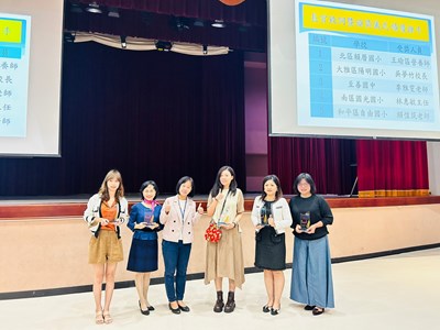 頒發獎牌給獲評111年度深耕校園食農教育之績優推手