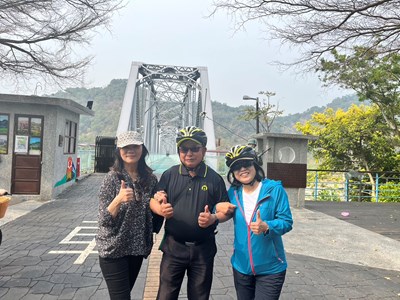 (左)交觀局技術組林秀霞組長(中)叁山處處長曹忠猷(右)市府觀旅局長陳美秀