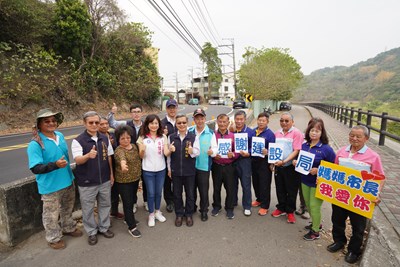 建設局長與黃佳恬議員及在地里鄰長、聖和宮主委一同視察長龍路道路安全改善