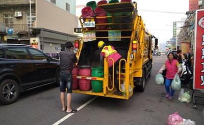 中市清潔隊清明連假 垃圾收運不打烊 採正常沿街收運