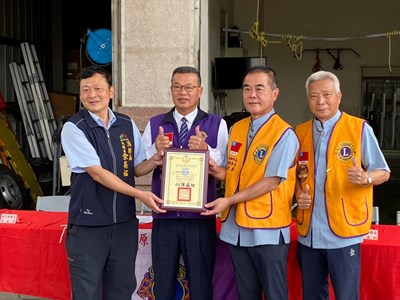 大隊長余易祐(左1)代表消防局致贈感謝狀