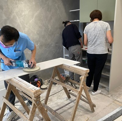勞工於國定假日出勤,工資應加倍發給