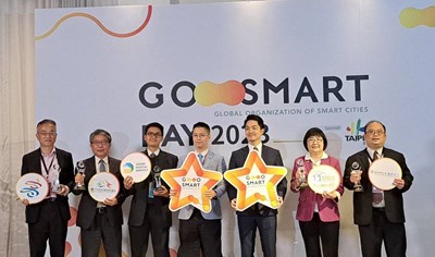 臺北市長蔣萬安(右三)、臺北市政府資訊局長趙式隆(右四)與GO SMART優勝代表合影