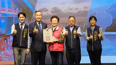台中市政府法制局今舉辦「111年調解績優人員表揚大會」,由副市長黃國榮頒獎表揚485位市長獎得主。