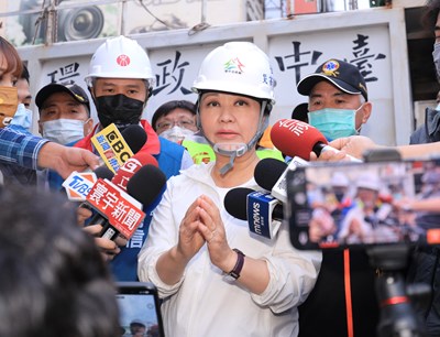 中區老屋施工倒塌2人待援 盧市長:搶救到最後一秒絕不放棄