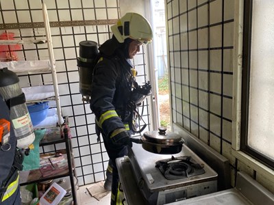 廚房防火謹記人離火熄 中市消防局籲安裝住宅用火災警報器