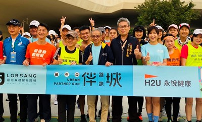 今日大會貴賓及活動代言人吳念真導演,親自出席為跑友加油打氣