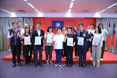 中市獎勵績優教師帶職帶薪全時進修 盧市長表揚第三屆獲獎教師
