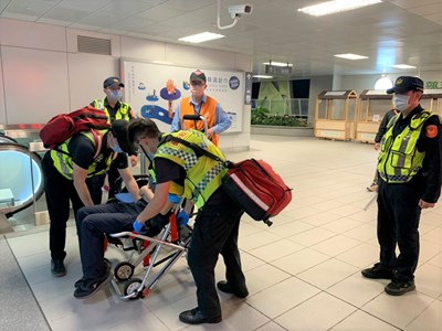 中捷模擬有旅客受傷,緊急聯繫救護單位將旅客送醫。