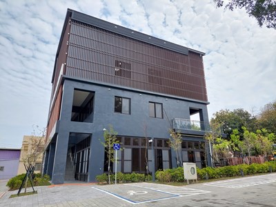 投入約6,345萬4,000元興建地上四層建築及周邊停車空間,包含管理室、辦公室、會議室等空
