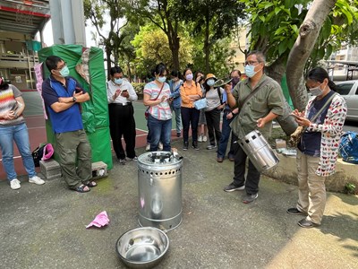 講師介紹製作生物炭的器材與原理