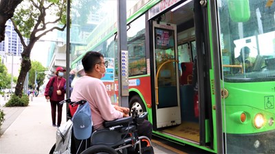 台中市各公車班次與乘客，藉由候車亭黃色鈴鐺的連結，讓身障朋友也能順利上車到達目