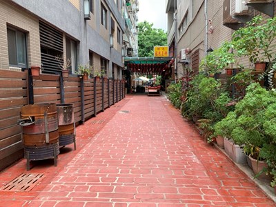 (太原四街17巷施工後)後巷用戶接管及鋪面美化後成果,後巷路面平整兼具美觀、安全