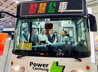 「2023商業車博覽會」登場,交通局連同台中公車聯管會設攤,共同推廣提升大眾運輸服務