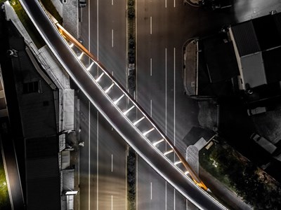 「潭心鐵馬空橋」整體外觀以奔跑時之「跳躍曲線」呈現自行車行進時的線性速度感，正投影平面上以橋拱與橋面版的兩條弧線，形成完美的—非對稱結構中的對稱線型