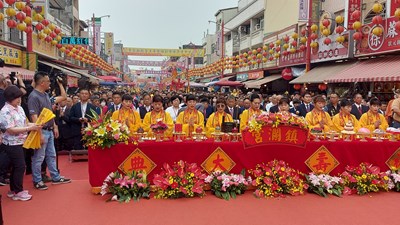大甲媽抵新港奉天宮祝壽,信徒虔誠跪拜,場面浩大莊嚴