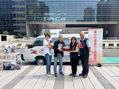 香港海報大師應援偶像作公益  捐贈中市府復康巴士