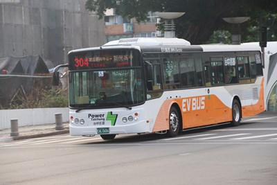 市府將補助客運業者加裝先進駕駛輔助系統,目前已有部分電動公車已裝設,目標2年內完成所有客運車輛裝設