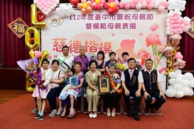 王副市長與模母及親友合影1
