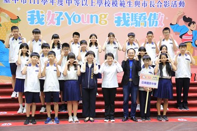 「111學年度中等以上學校模範生與市長合影」活動,盧市長與現場模範生合影
