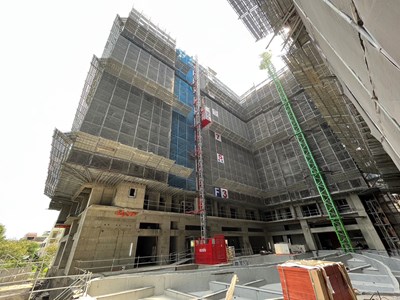某大型建築新建工程,發生非法移工於12樓拆除電梯井工作平台時,墜落至地下1樓之死亡