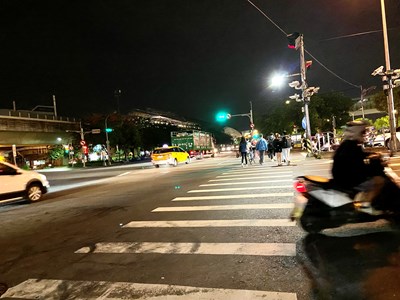 台中市政府交通局針對行人穿越量大之需求路口,評估擴大設置地點,今年將分階段設置