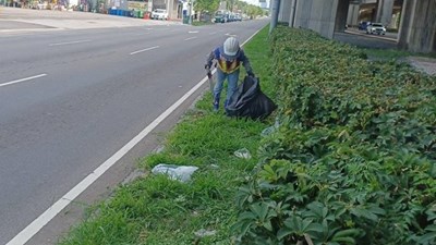 建設局第一線清潔維護人員清不勝清,為確保市容景觀乾淨,建設局與環境保護局合作,