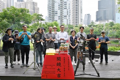 動畫電影《小蟲蟲大冒險》昨日於台中秋紅谷景觀生態公園開鏡,台中市政府新聞局主任秘書陳瑜偕同台中市影視發展基金會執行長林盈志特別前往致意