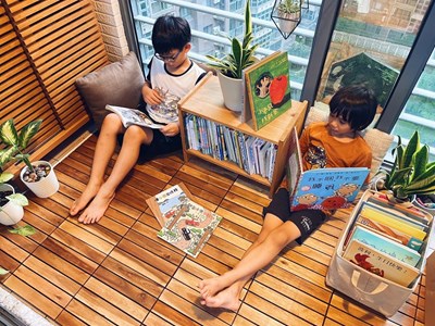 陽台打造閱讀區,伴隨著窗外落下的陽光,是最受孩子喜歡的空間
