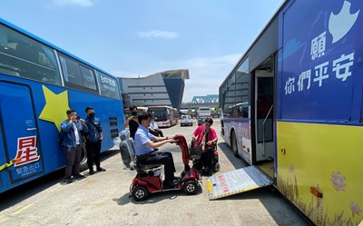 交通局公捷處副處長陳文政實地操作，體驗身障者搭公車。