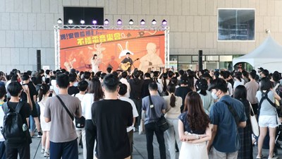 台中首屆「玩!安普拉格!」不插電音樂會昨(21)日圓滿落幕,特邀知名創作歌手及20組台中在地學生樂團輪番演出,吸引數百人湧入市府廣場享受音樂盛宴