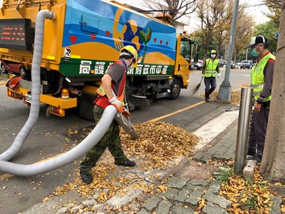 PVC塑膠管再利用結合掃街車變身為「街道吸塵器」