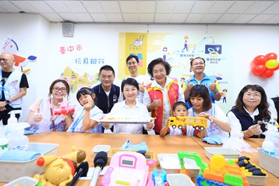 盧市長與親子志工們一起整理玩具